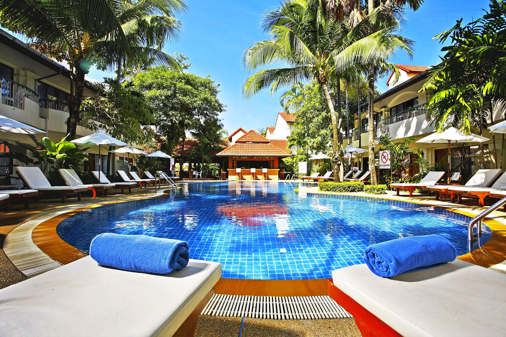 Beach resort 4 таиланд. Patong Resort отель Пхукет. Отель Бич Ресорт Пхухет Тайланд. Patong Beach Тайланд Пхукет. Патонг Бич отель.